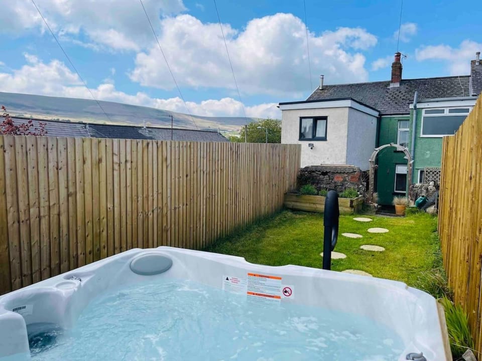 HOT TUB - Miners Cottage - edge of Brecon Beacons National Park - Heritage Town House in Llanfoist Fawr