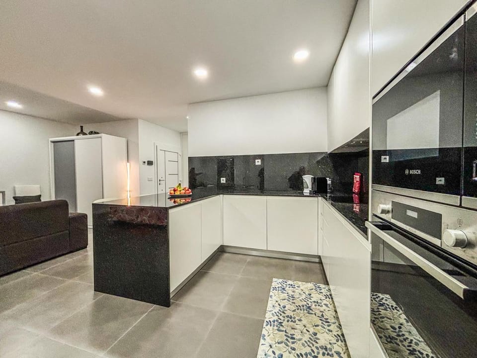 Coffee/tea facilities, Kitchen or kitchenette, dishwasher, oven, stove, toaster