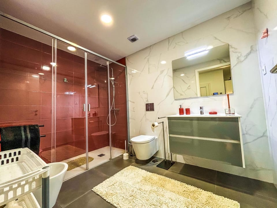 Shower, Toilet, Bathroom, towels