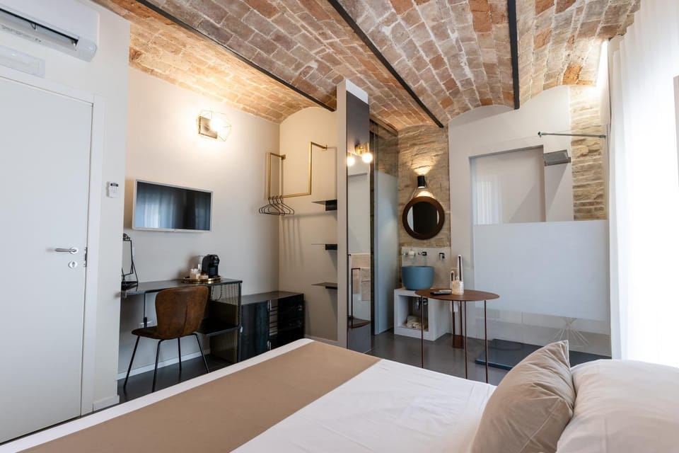 Shower, TV and multimedia, Bedroom