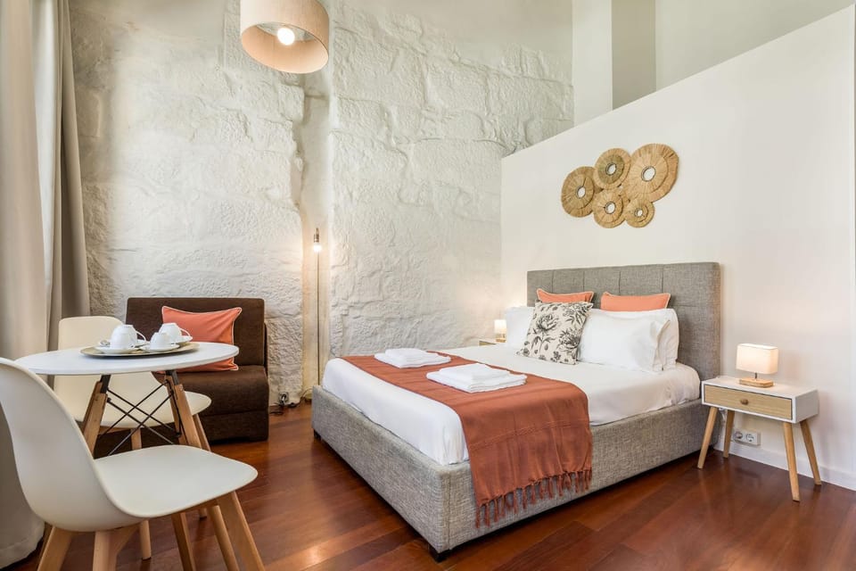 Bed, Living room, Photo of the whole room, Seating area, Bedroom