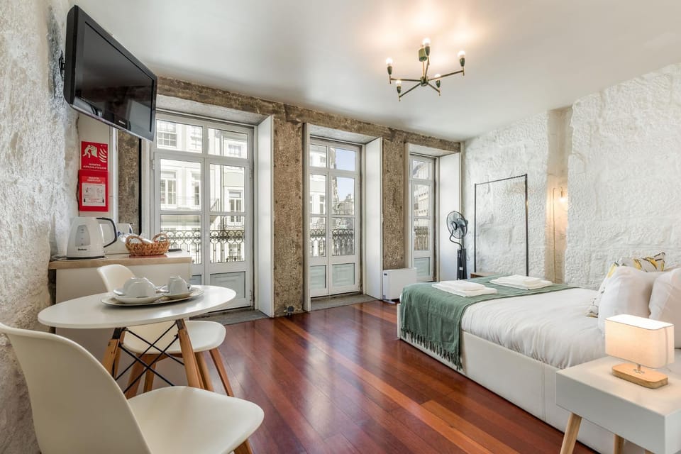 Bed, TV and multimedia, Living room, Photo of the whole room, Seating area, Bedroom