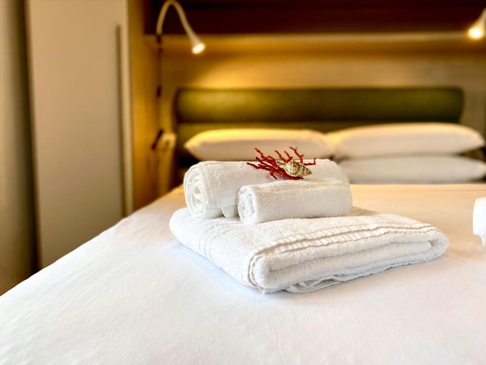 Bed, Bedroom, towels