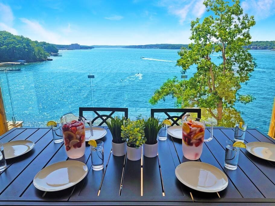 Magazine-Featured Mansion, Golf Green, Casino, etc House in Lake of the Ozarks
