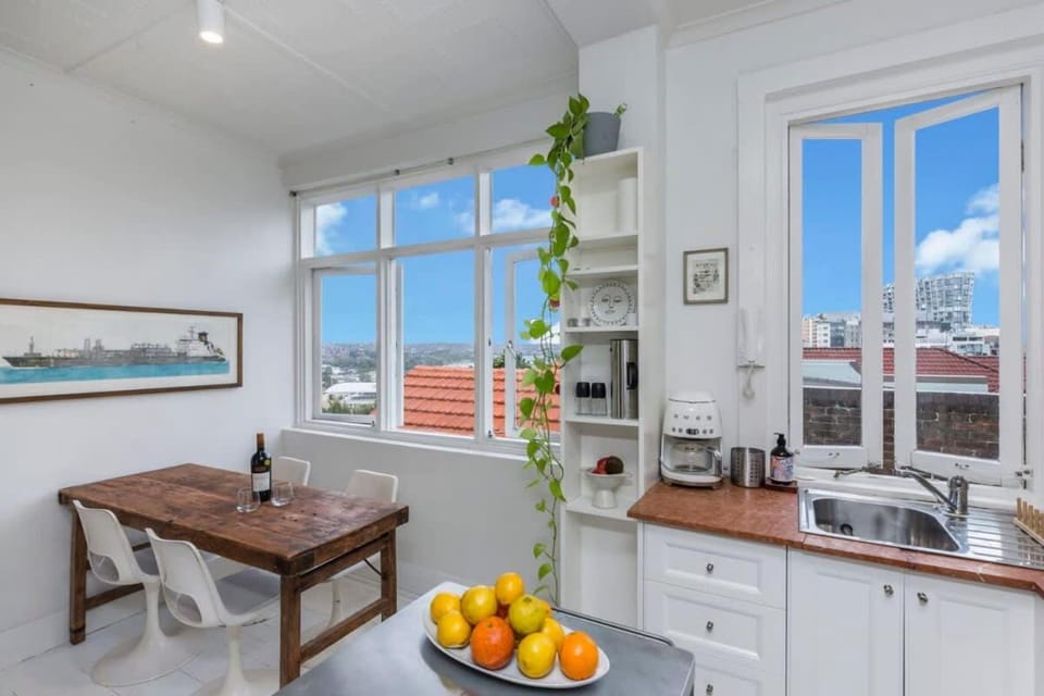 Kitchen or kitchenette, Food and drinks, Dining area, Food
