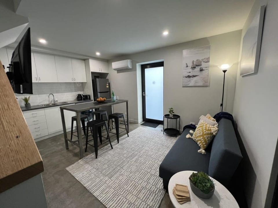 Kitchen or kitchenette, Dining area, stove