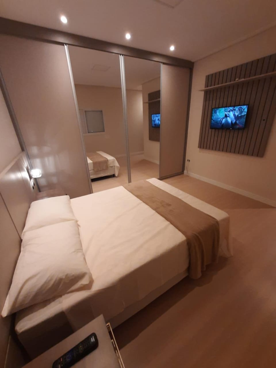 Bed, TV and multimedia, Photo of the whole room, Bedroom