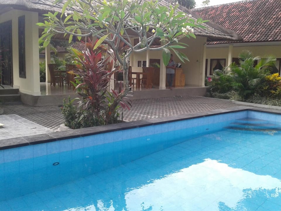 Restaurant/places to eat, Area and facilities, Swimming pool