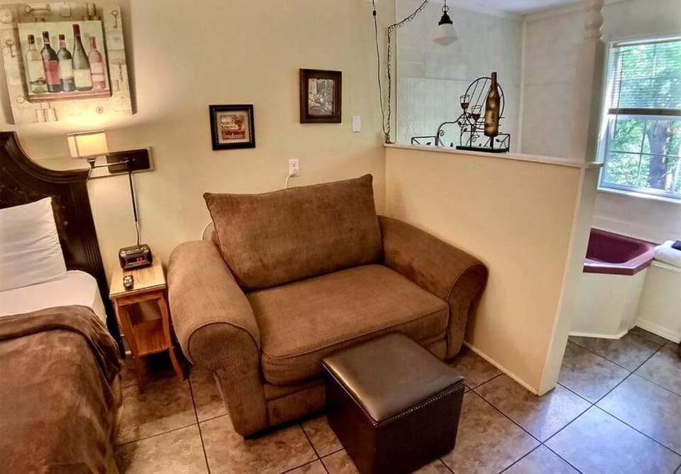 Napa Rock Cottage/ #7 Oak Crest Apartment in Eureka Springs