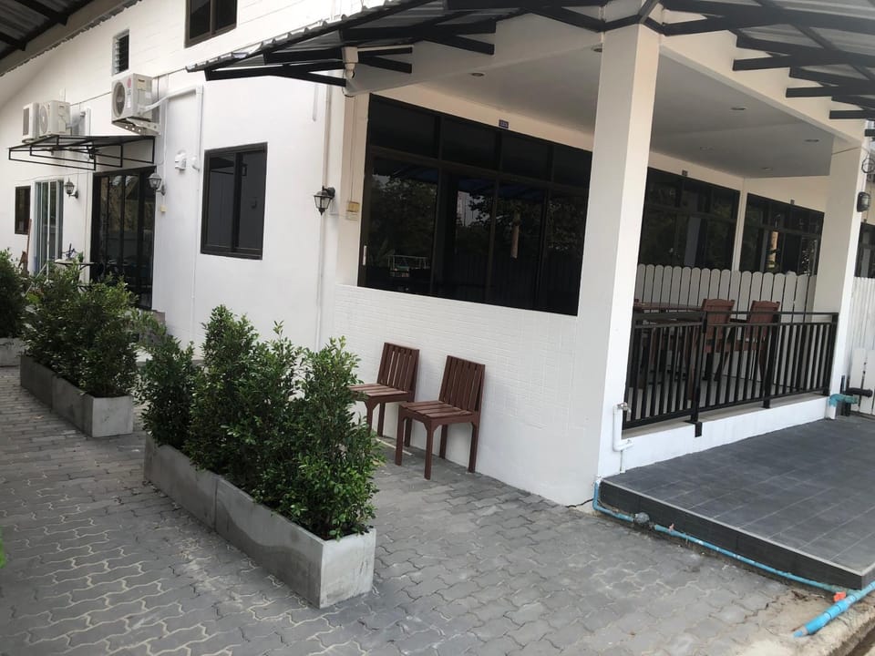 Bluemoon 5 minutes walk to the beach Apartment in Phe
