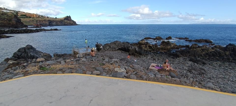 Nearby landmark, Day, People, Neighbourhood, Natural landscape, Beach, Sea view, group of guests