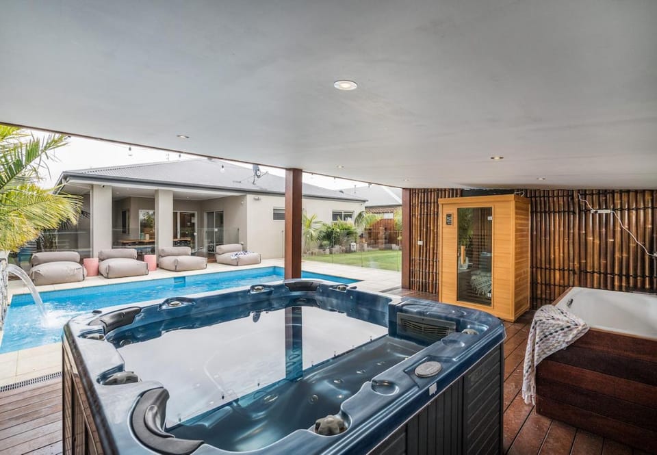 Garden, Hot Tub, Sauna, Swimming pool