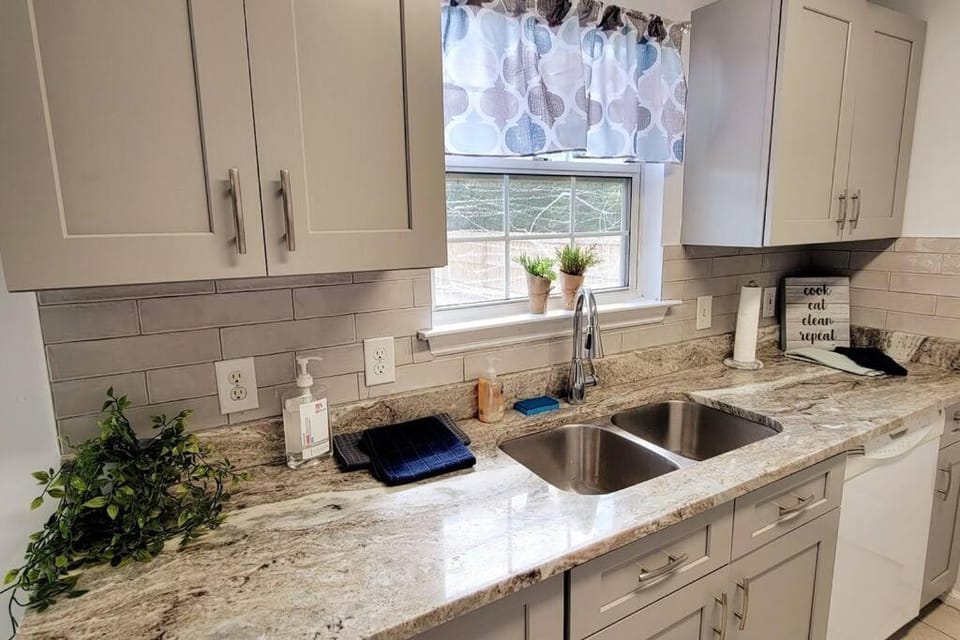Kitchen or kitchenette, dishwasher