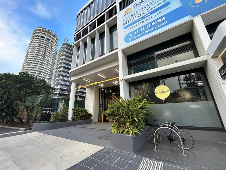 KozyGuru | Surfers Paradise | Sky-High Ocean Stay Apartment in Surfers Paradise