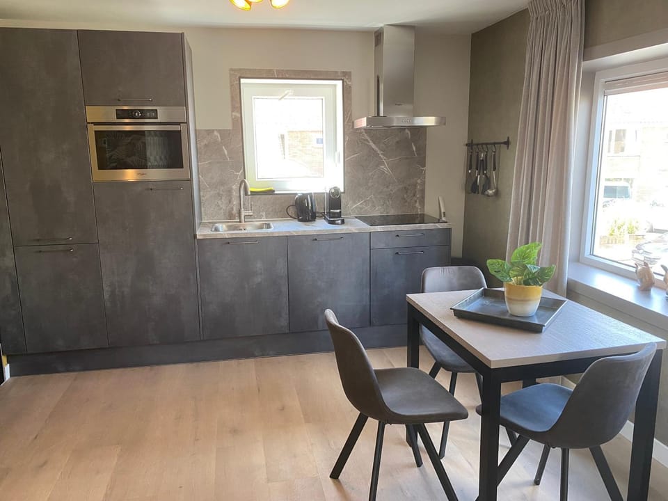Kitchen or kitchenette, Dining area, minibar, pet friendly, stove