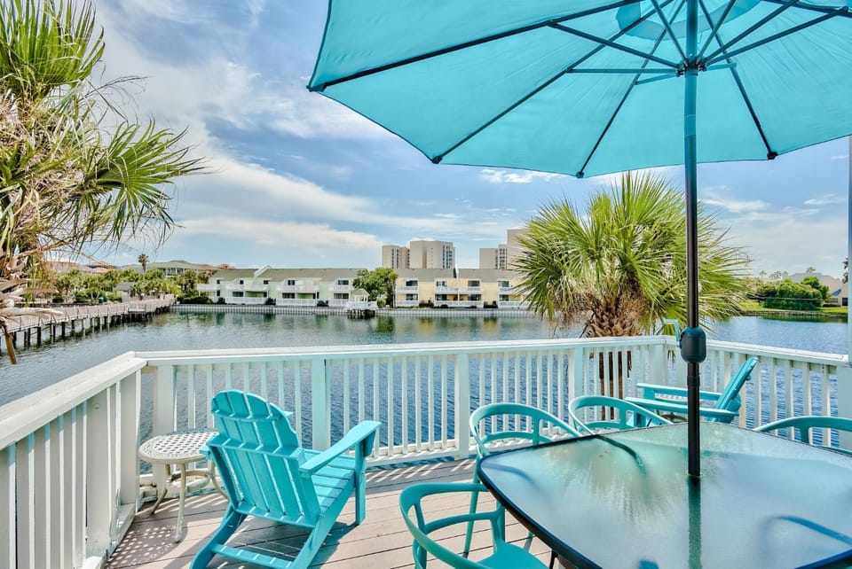 Southbay by the Gulf #51 - Walk to private beach in 3 min - Beach setup included - Spectacular lake views - Completely Remodeled 2BR/2.5BA Townhouse House in Destin