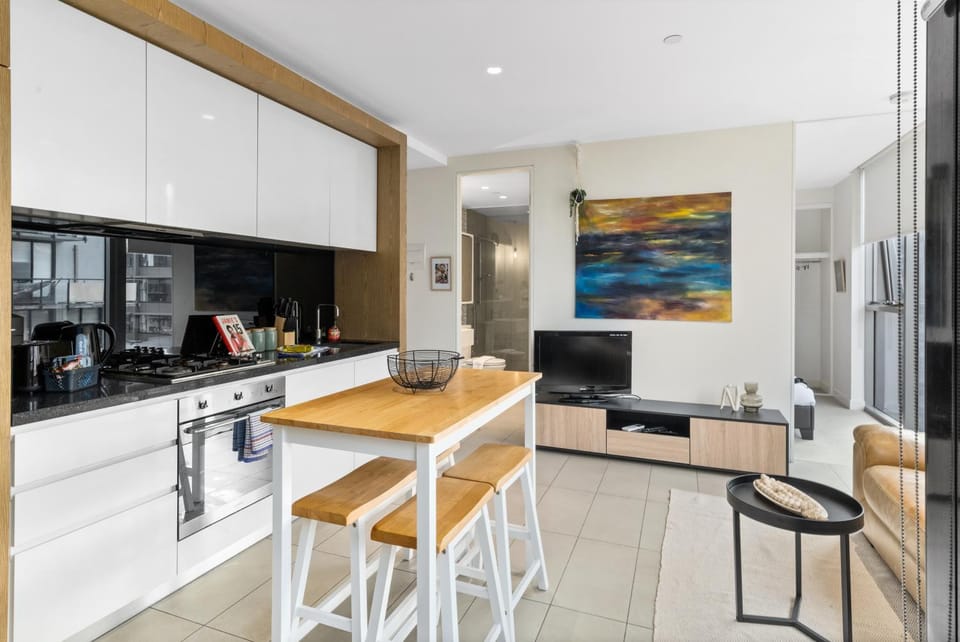 Kitchen or kitchenette, Dining area, stove