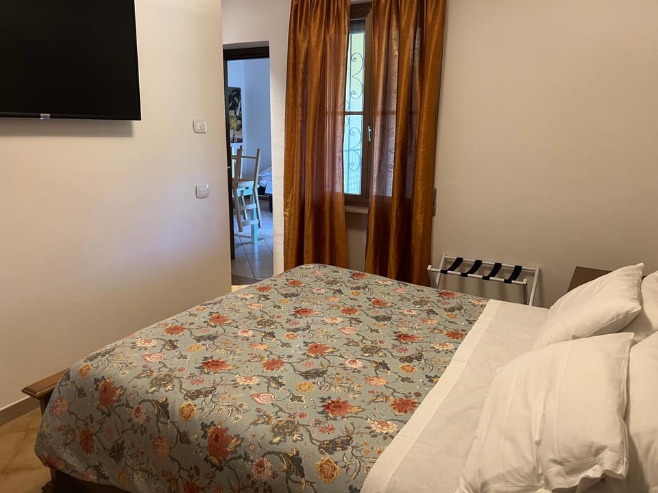 Bed, TV and multimedia, Photo of the whole room, Bedroom