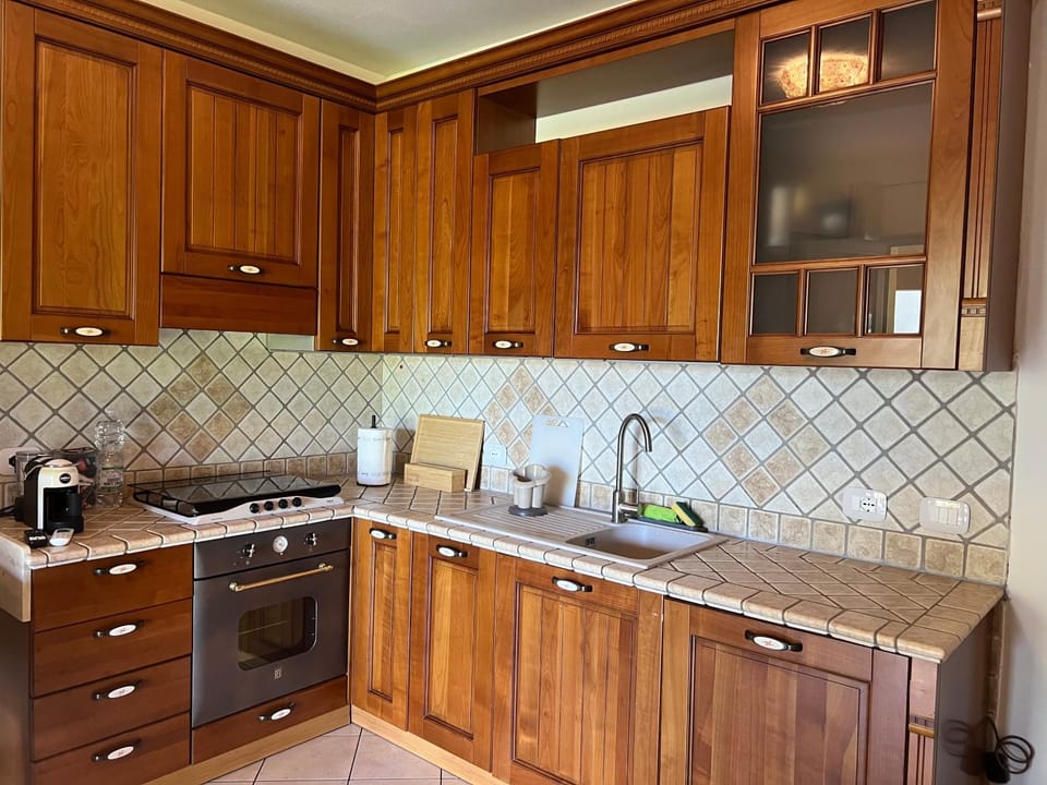 Coffee/tea facilities, Kitchen or kitchenette, stove