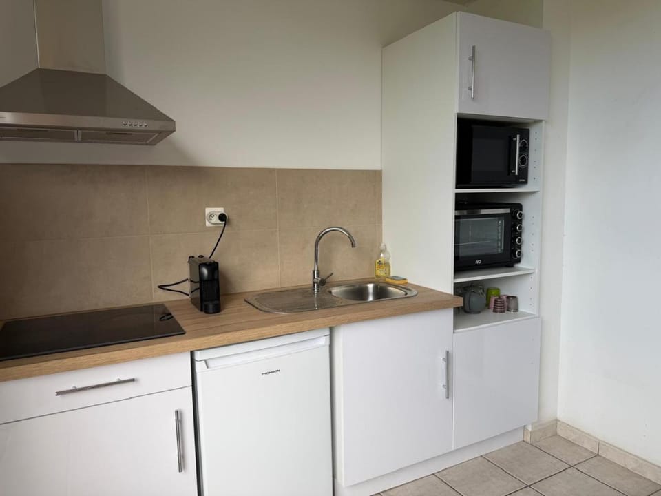 Kitchen or kitchenette, oven, stove