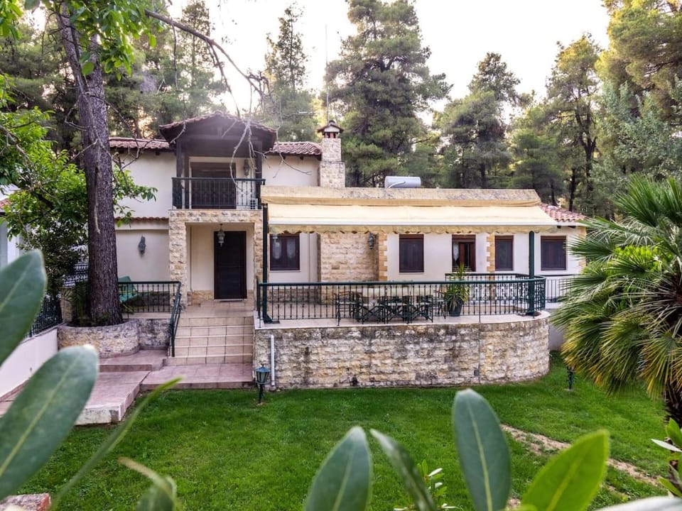 Property building, Day, Garden, Garden view