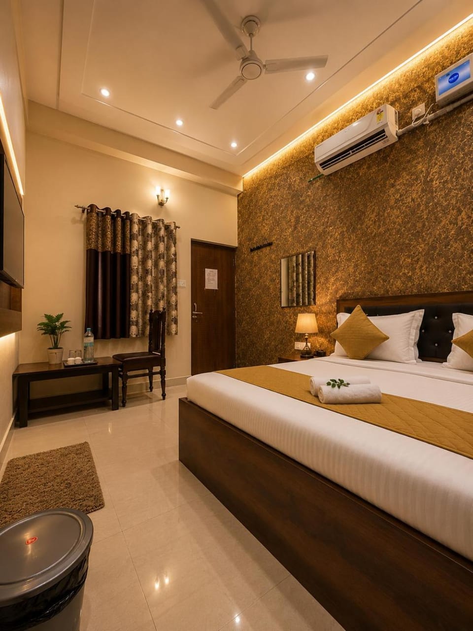 Bed, Living room, Photo of the whole room, Seating area, Bedroom