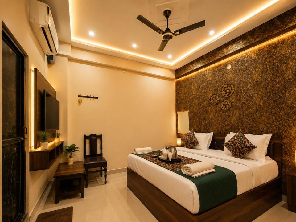 Bed, Photo of the whole room, Bedroom, fireplace, air conditioner