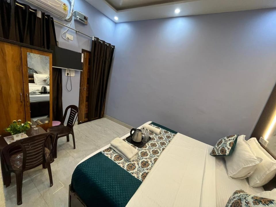 Bed, TV and multimedia, Living room, Photo of the whole room, Seating area, Bedroom, hair dresser