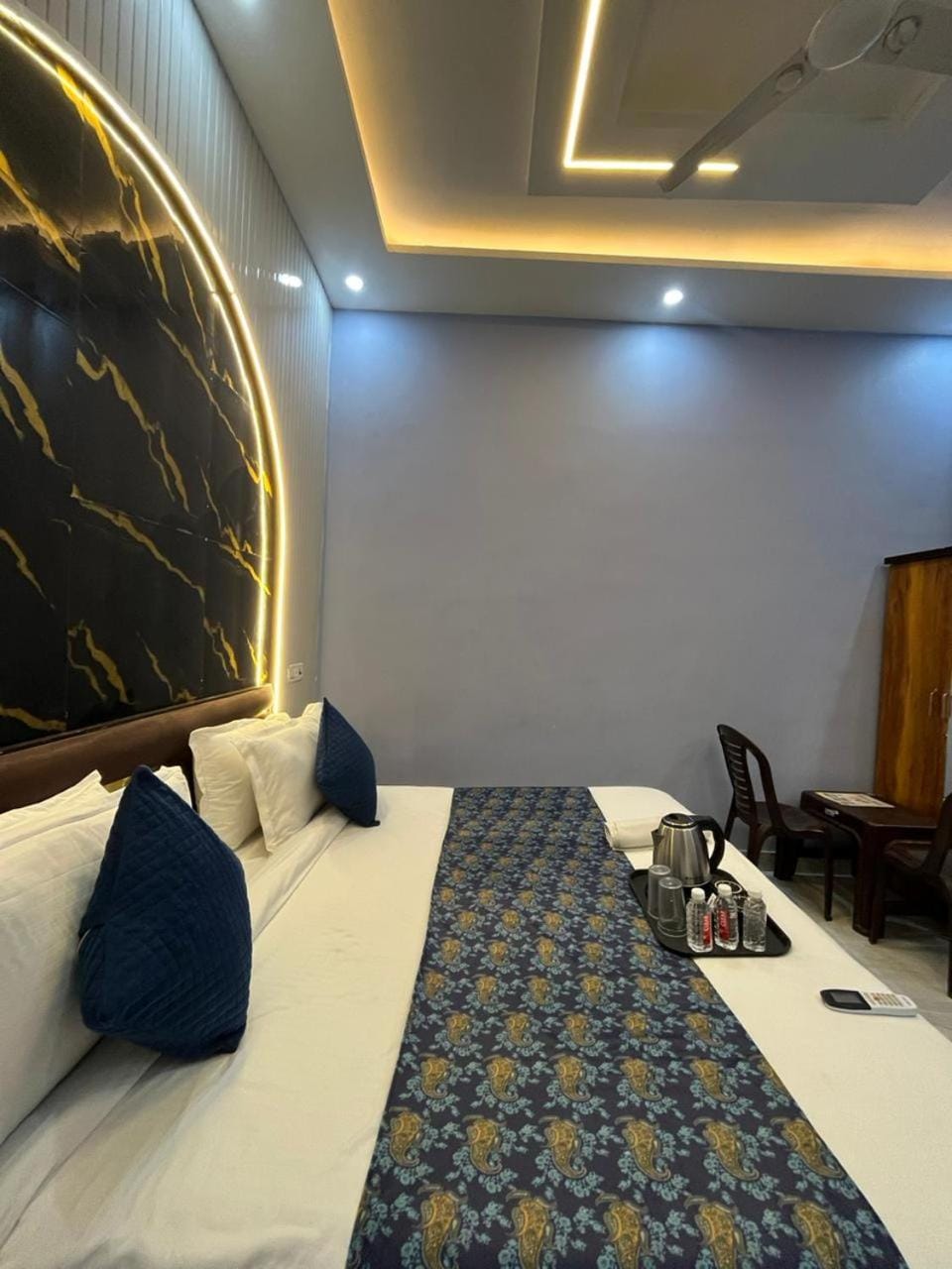 Bed, Living room, Photo of the whole room, Seating area, Bedroom