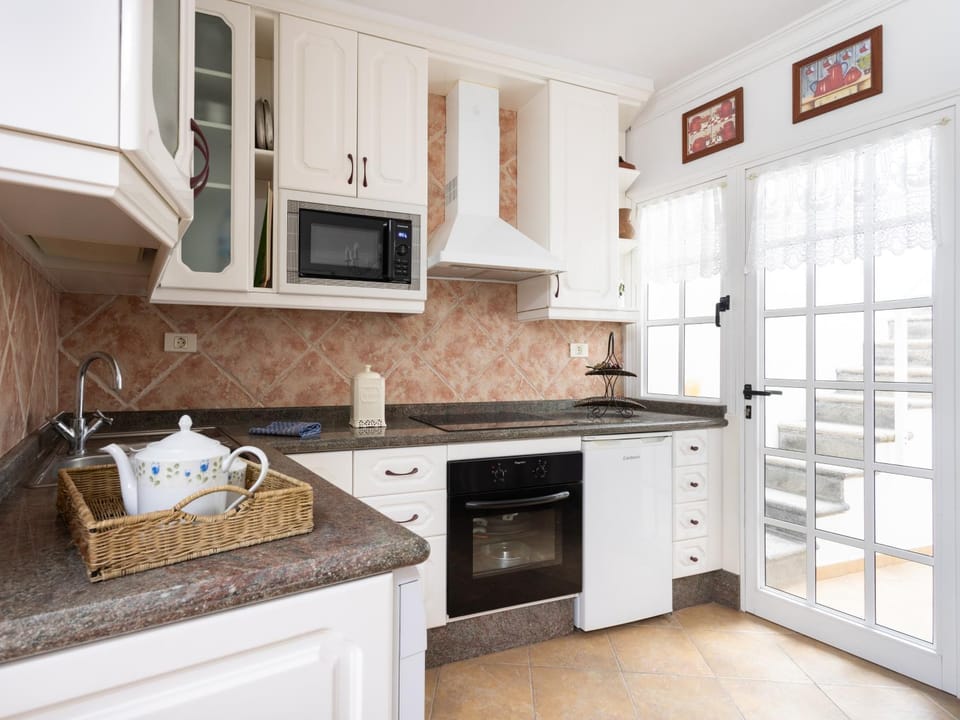 Kitchen or kitchenette, minibar, pet friendly, stove