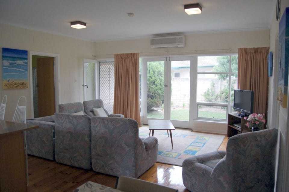 TV and multimedia, Living room, Seating area, air conditioner