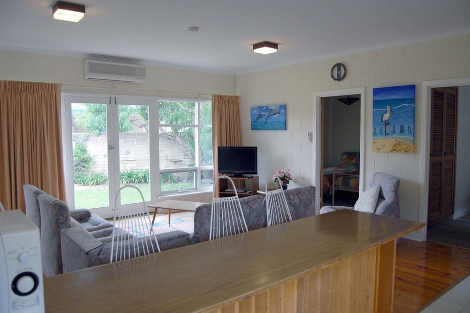 Communal lounge/ TV room, TV and multimedia, Living room, Seating area, air conditioner