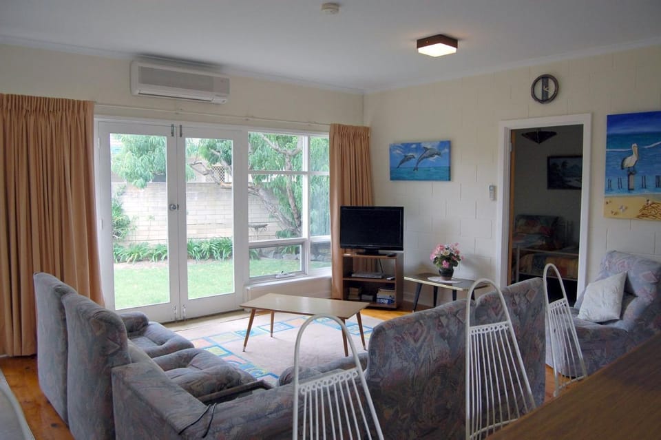 Communal lounge/ TV room, TV and multimedia, Living room, Seating area, air conditioner