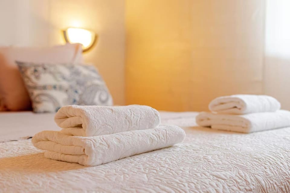 Bed, Bedroom, towels