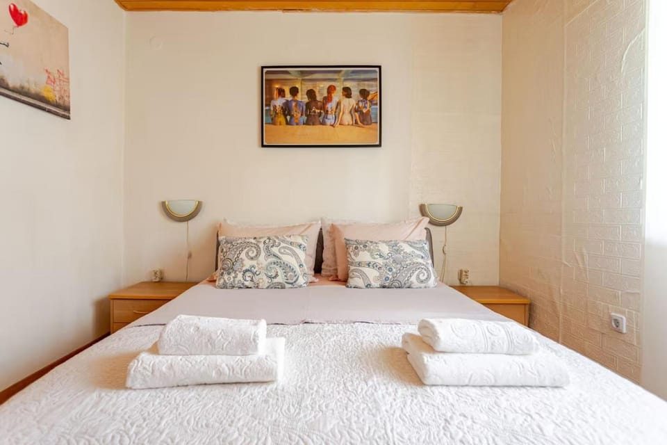 Bed, Bedroom, towels