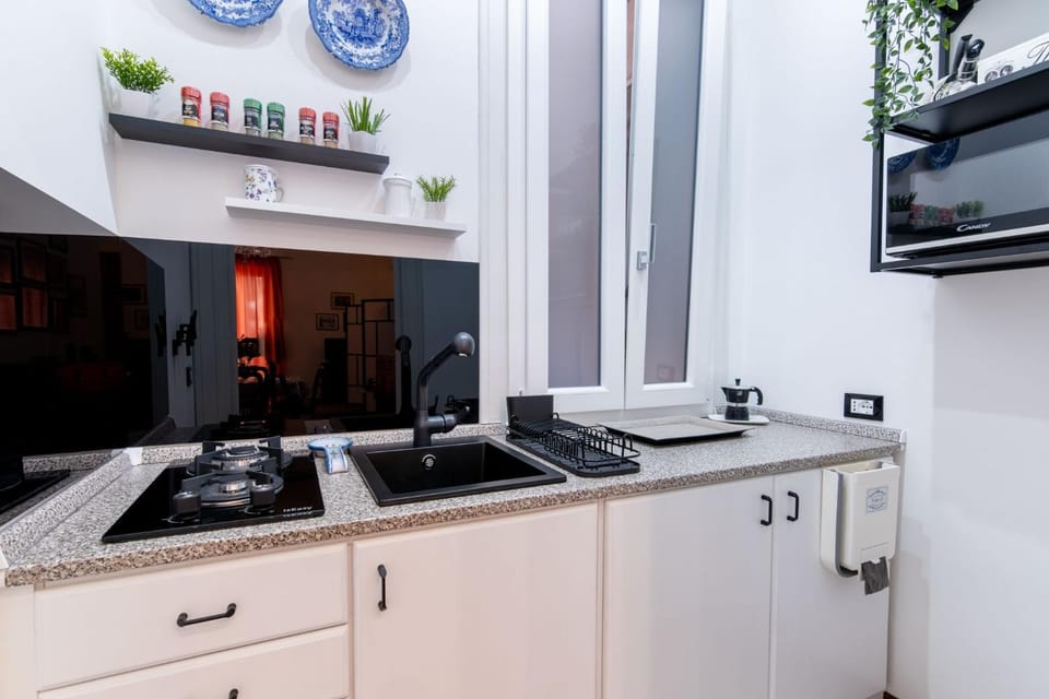 Kitchen or kitchenette, minibar, stove