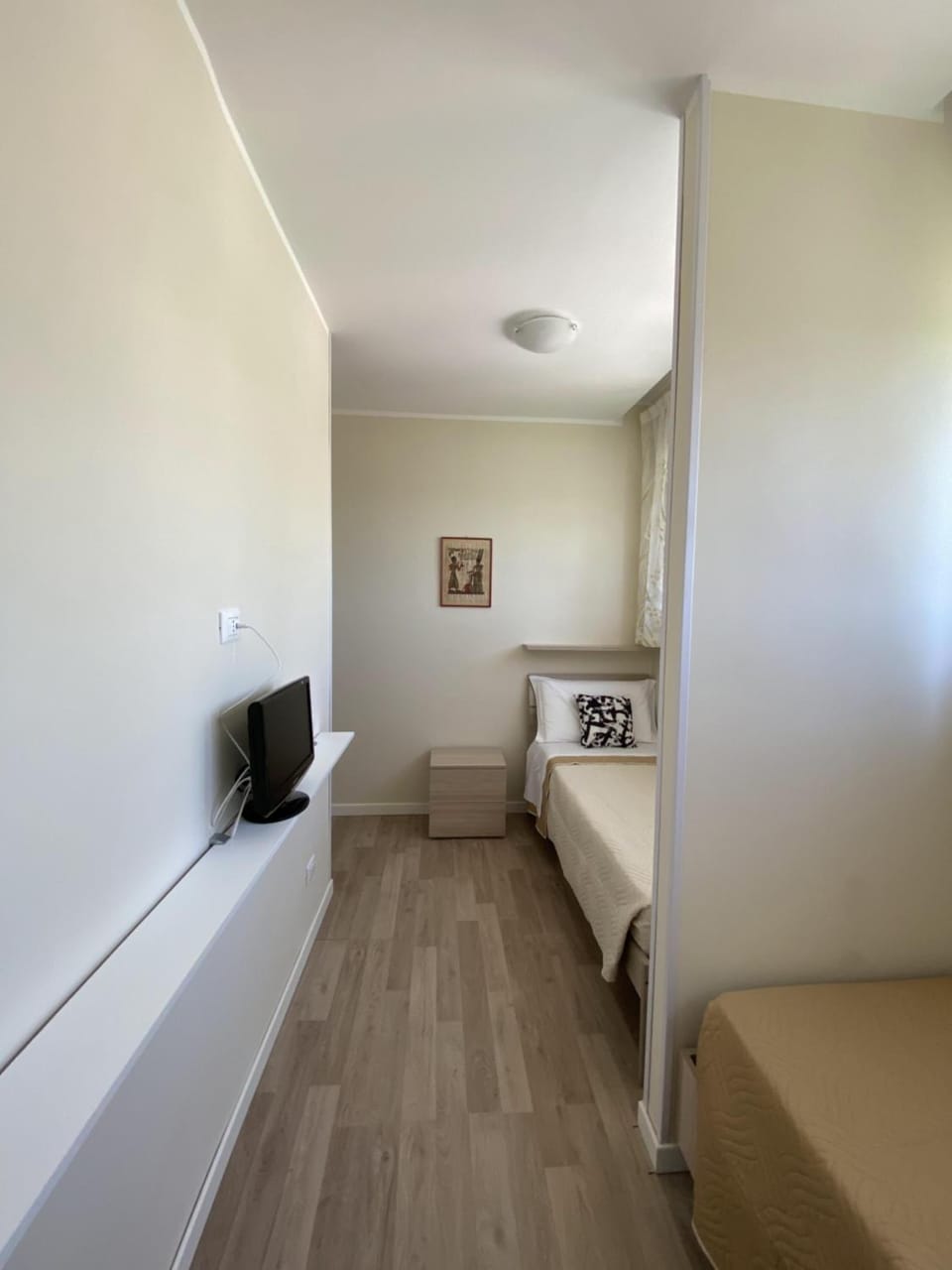 Bed, TV and multimedia, Photo of the whole room, Bedroom