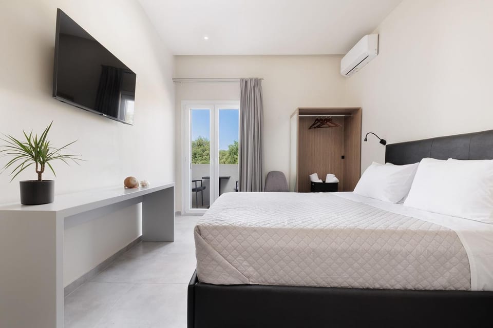 TV and multimedia, Photo of the whole room, Bedroom