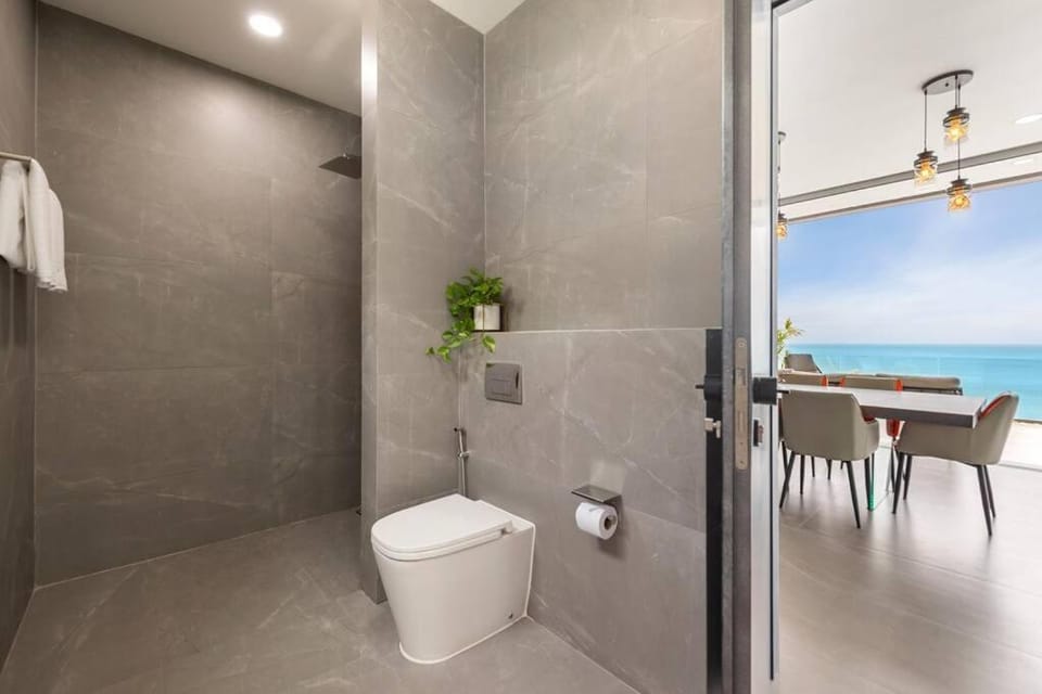 Shower, Toilet, Bathroom, towels