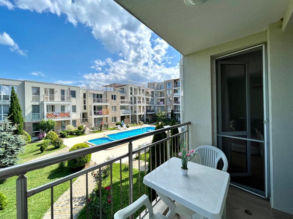 Property building, Balcony/Terrace, Pool view