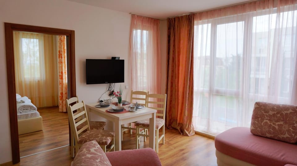 TV and multimedia, Living room, Seating area, Dining area