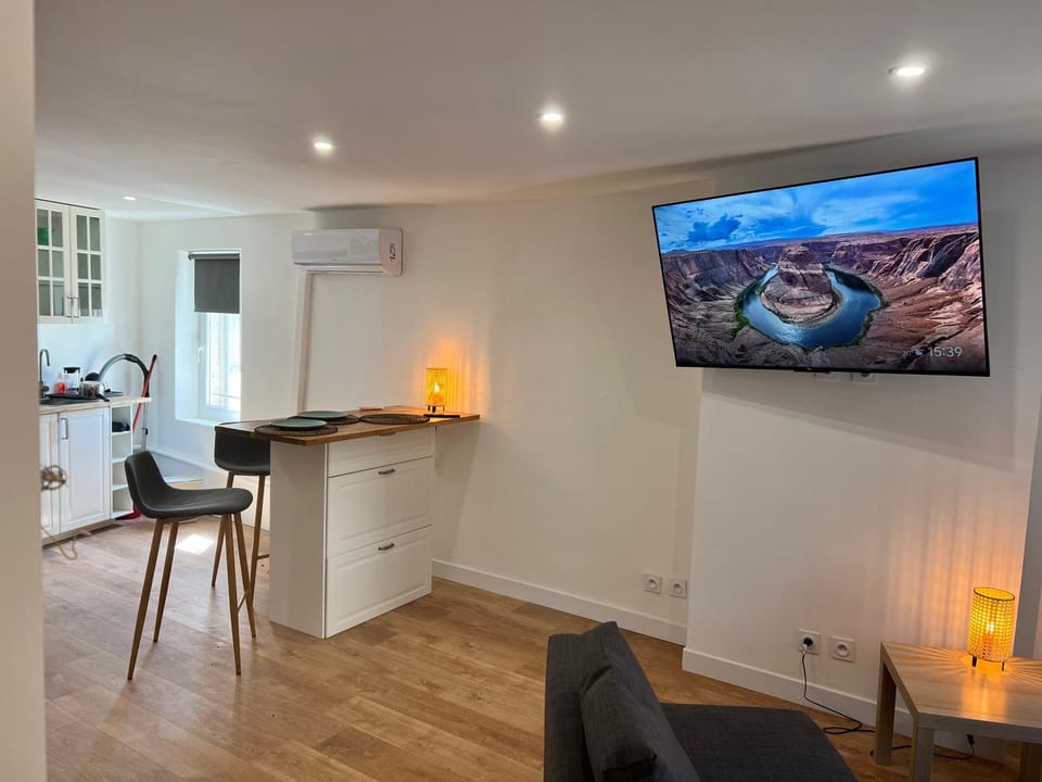TV and multimedia, Kitchen or kitchenette, Dining area, air conditioner