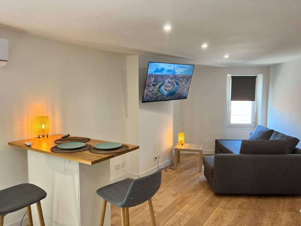 TV and multimedia, Living room, Seating area, Dining area