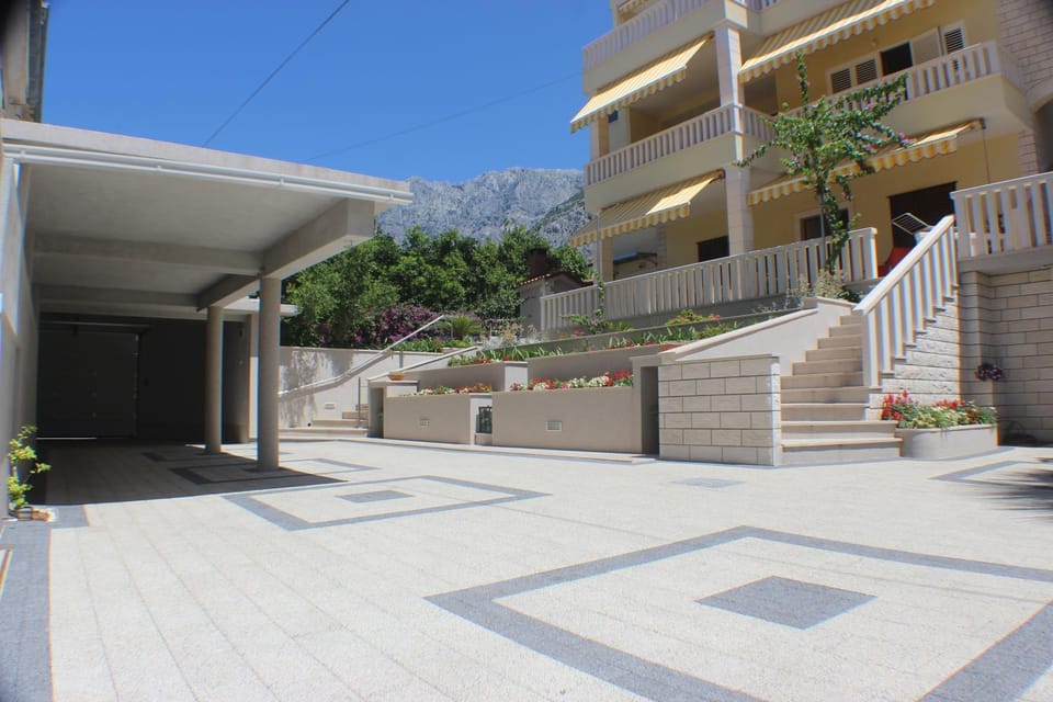 Facade/entrance, Parking