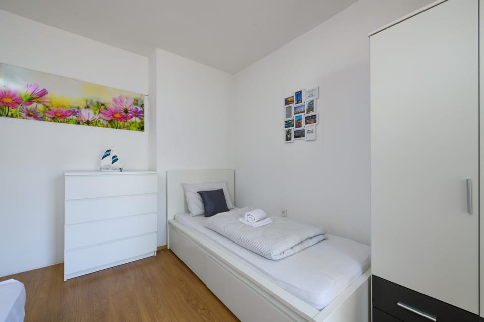 Bed, Bedroom, towels, wardrobe