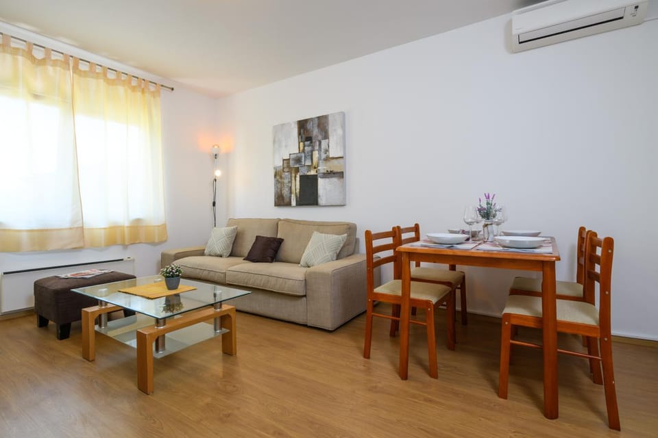 TV and multimedia, Living room, Seating area, Dining area, air conditioner