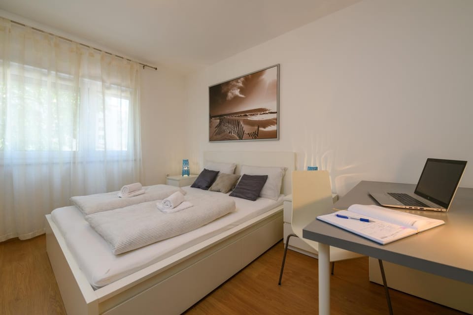 Bed, Bedroom, towels