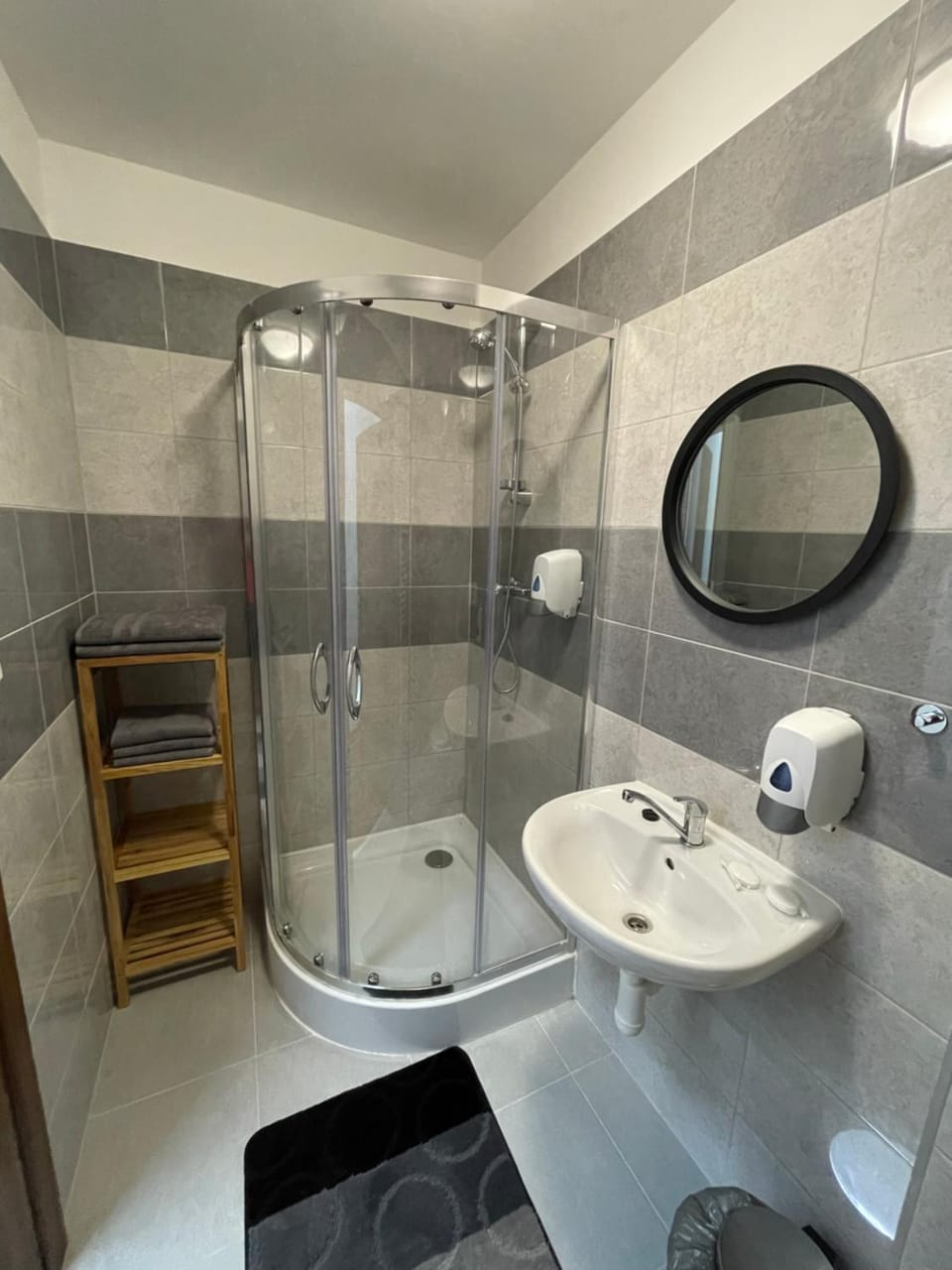 Shower, Toilet, Bathroom, towels
