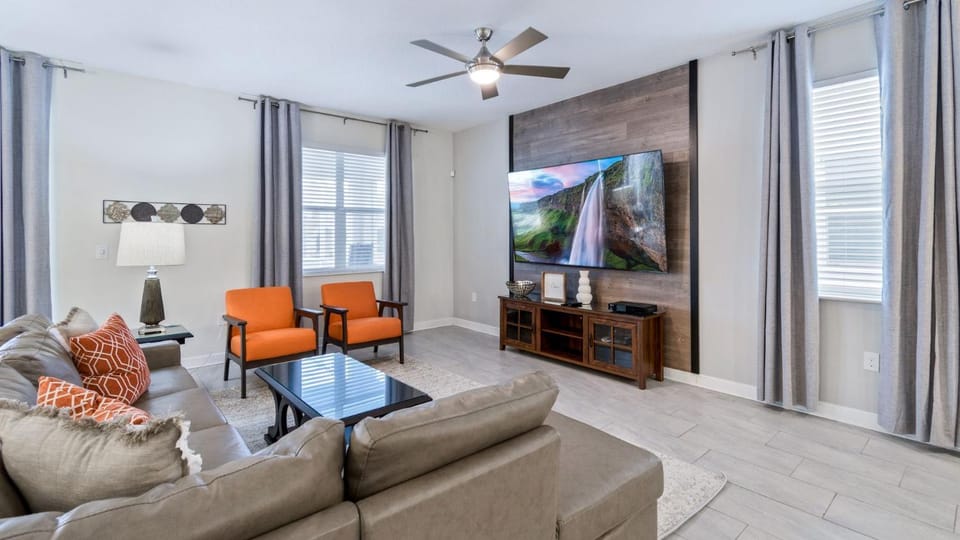 1565 Maidstone House in Four Corners