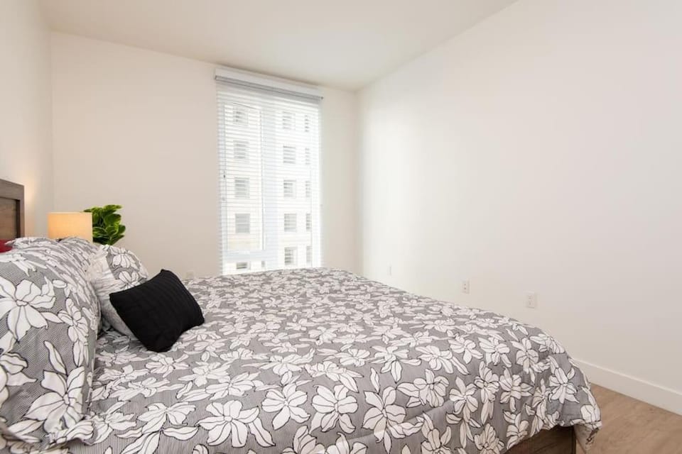 Comfy Apt with pool & hot tub in downtown LA 658 Apartment in Los Angeles